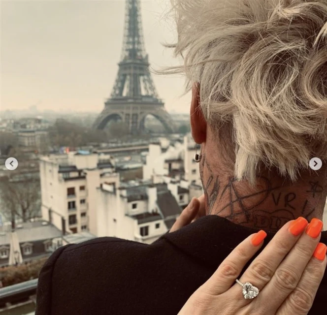 曬巴黎鐵塔下求婚照　艾薇兒收愛心鑽戒甜喊：我願意！