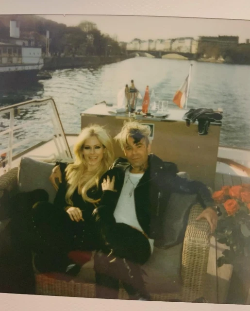 曬巴黎鐵塔下求婚照　艾薇兒收愛心鑽戒甜喊：我願意！