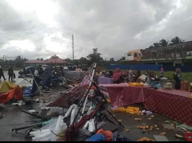 山打根今傍晚突然刮強風  吹翻露天排檔小販白忙活