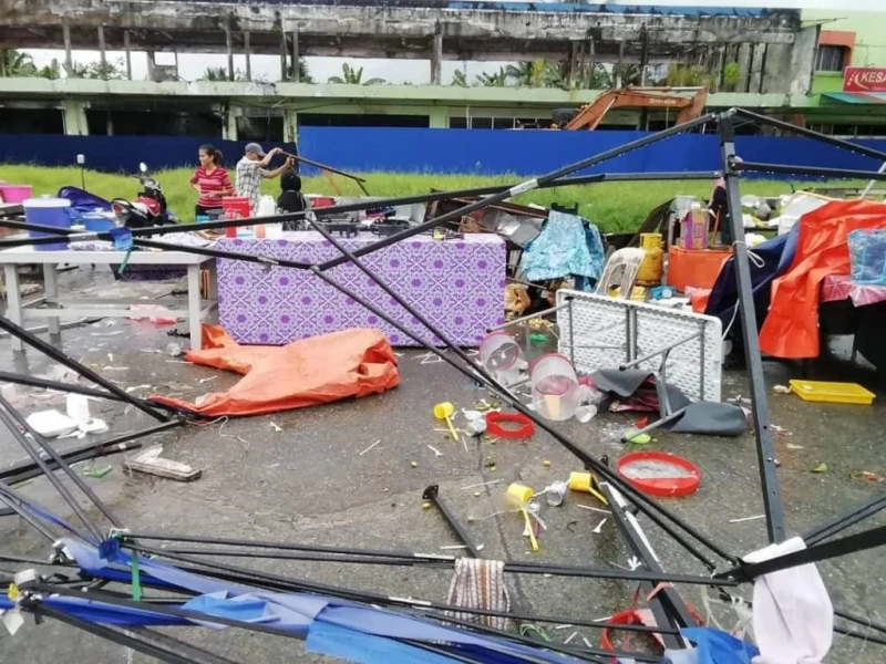 山打根今傍晚突然刮強風  吹翻露天排檔小販白忙活