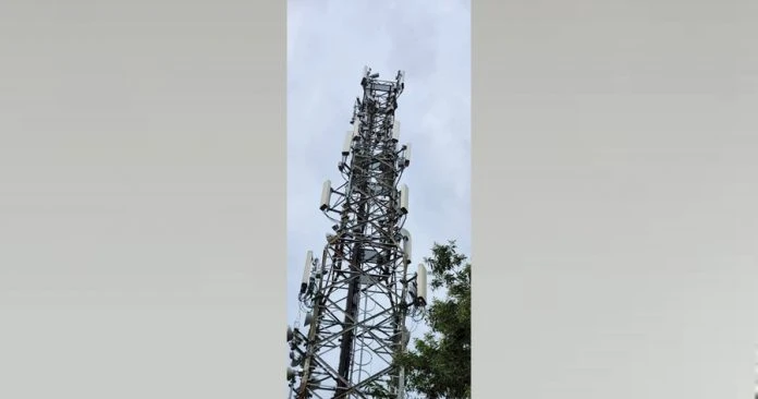 閩男爬電訊高塔尋短見