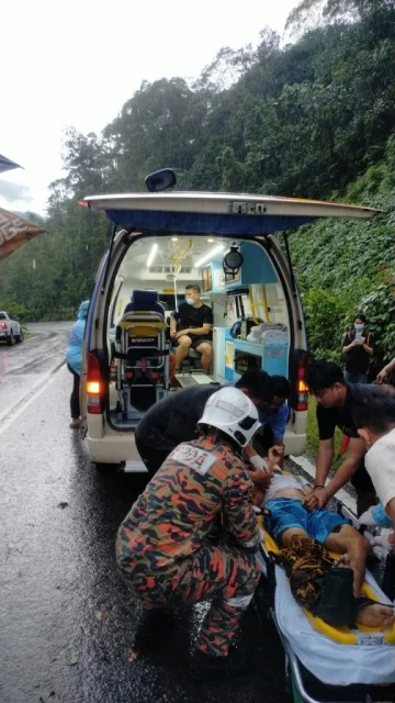 休閒巴失控翻覆 2男1女輕重傷