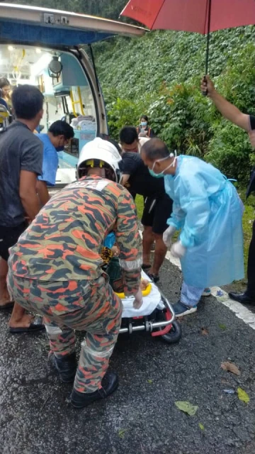 休閒巴失控翻覆 2男1女輕重傷