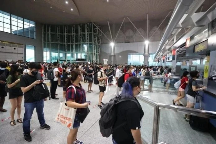 馬新陸路關卡重開第二個周日　新山關卡出境人潮回堵