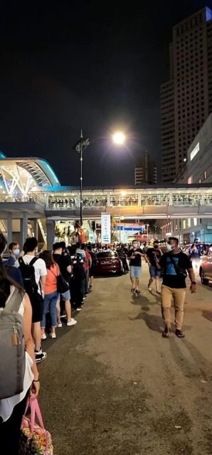 馬新陸路關卡重開第二個周日　新山關卡出境人潮回堵