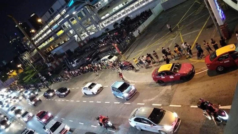 馬新陸路關卡重開第二個周日　新山關卡出境人潮回堵