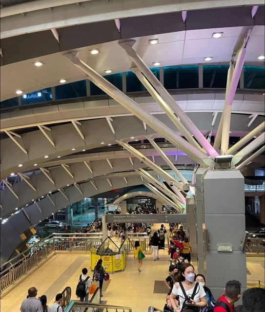 馬新陸路關卡重開第二個周日　新山關卡出境人潮回堵