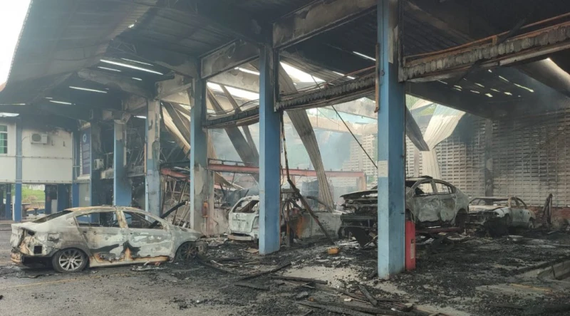 吉州警察總部車庫失火　13警車全被燒毀