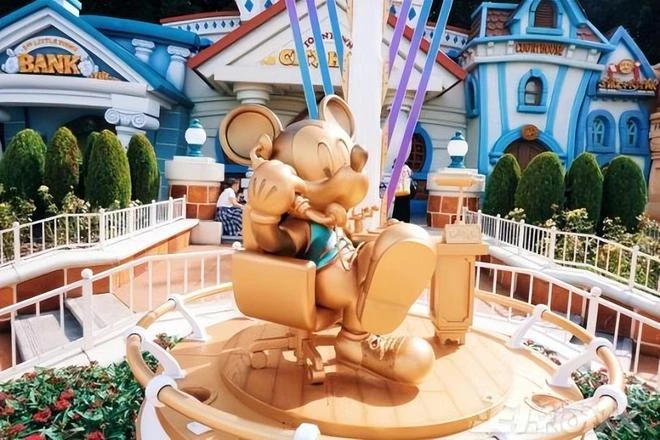 日本宅男帶「老婆」去逛迪士尼，卻遭拒絕？網友：做人不厚道！