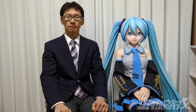 那個10萬娶紙片人的日本宅男，想去迪士尼約會，慘遭迪士尼拒絕？