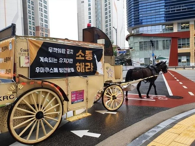 韓國玩家太猛了！在遊戲公司前披麻戴孝，給擺爛戰隊送了一車花圈