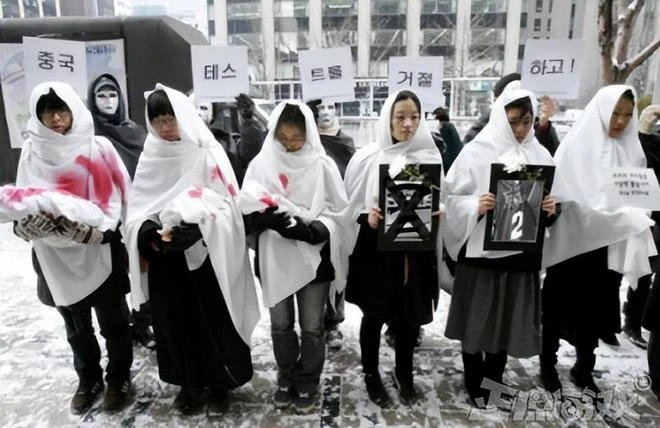 韓國玩家太猛了！在遊戲公司前披麻戴孝，給擺爛戰隊送了一車花圈