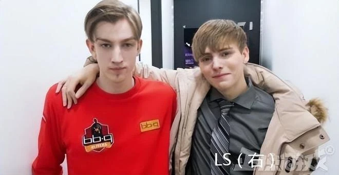 韓國玩家太猛了！在遊戲公司前披麻戴孝，給擺爛戰隊送了一車花圈