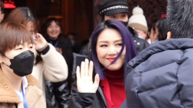 被指中年發福　楊千嬅拍片為上海打氣 網：比以前還漂亮！