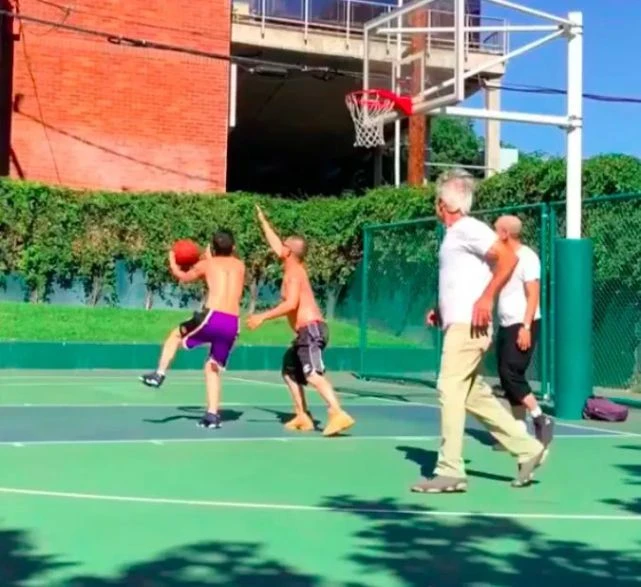 奔三的籃球少年與虛擬世界承載的籃球夢