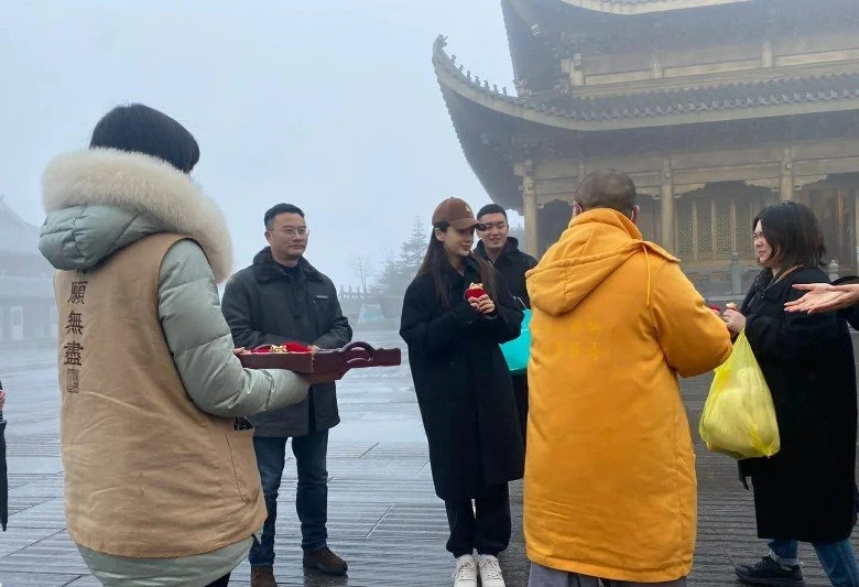 峨眉山素顏出行被偶遇　Angelababy零修圖照曝光