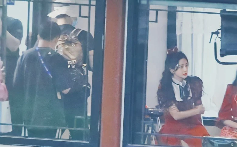 峨眉山素顏出行被偶遇　Angelababy零修圖照曝光