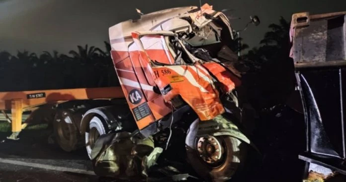 貨櫃箱翻落路面　羅里司機閃避不及撞上當場夾斃