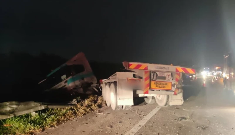 貨櫃箱翻落路面　羅里司機閃避不及撞上當場夾斃