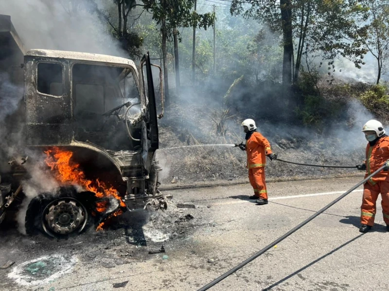 行駛中載沙石10噸羅厘 車頭引擎部位突冒煙起火