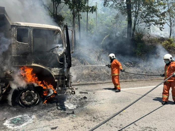 行駛中載沙石10噸羅厘 車頭引擎部位突冒煙起火