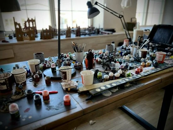 《戰神》總監參觀《戰錘40K暗潮》工作室:你玩不著