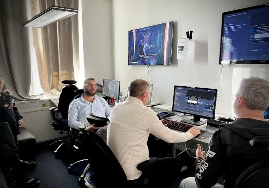 《戰神》總監參觀《戰錘40K暗潮》工作室:你玩不著