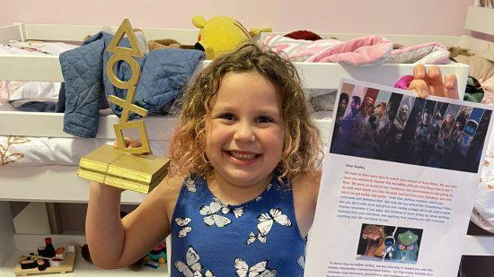 國外6歲小女孩擊敗遊戲BOSS後 獲得了「索尼」的獎盃