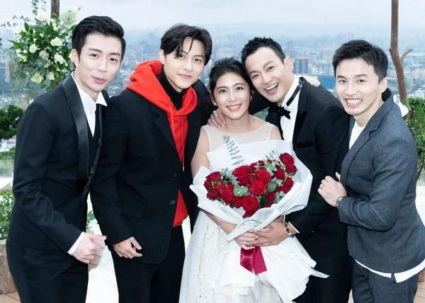 棒棒糖威廉登記結婚　甜娶前主播女友