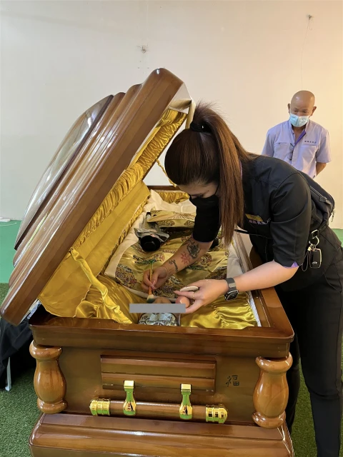90後美容師加入殯葬業　改當遺體修復與化妝師