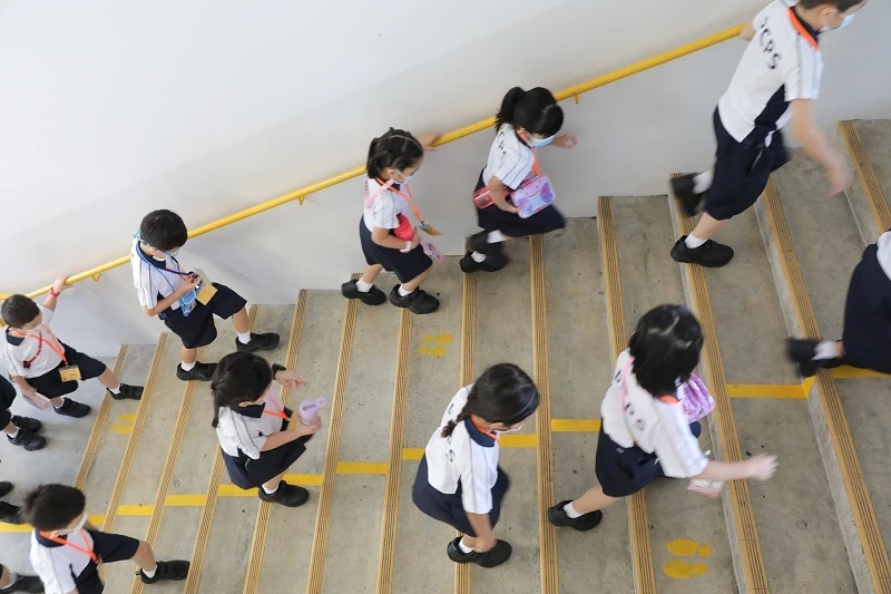 馬國小學生書包重達6公斤被教育部勒令減重　本地小學生的相對較輕