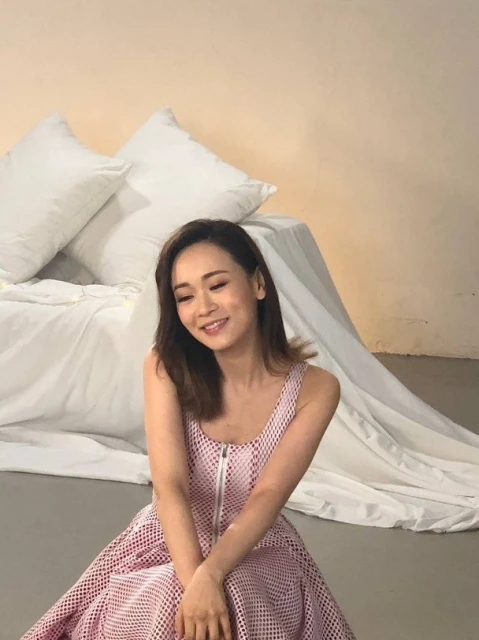 回眸一笑宛如少女　43歲楊思琦大曬完美身材