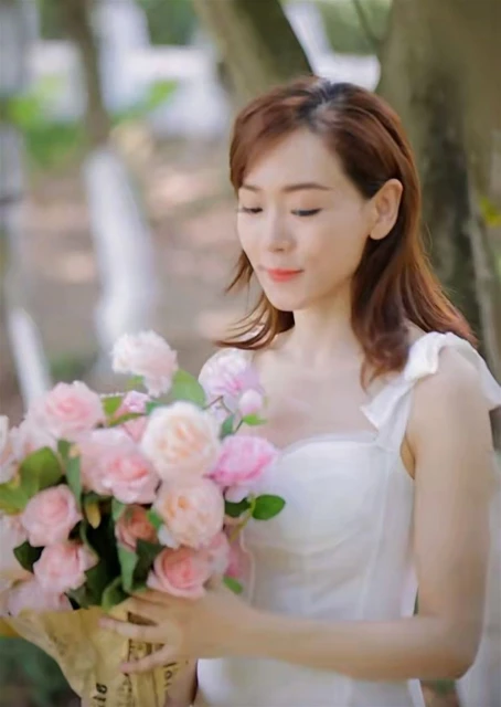 回眸一笑宛如少女　43歲楊思琦大曬完美身材