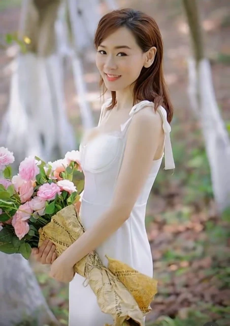 回眸一笑宛如少女　43歲楊思琦大曬完美身材