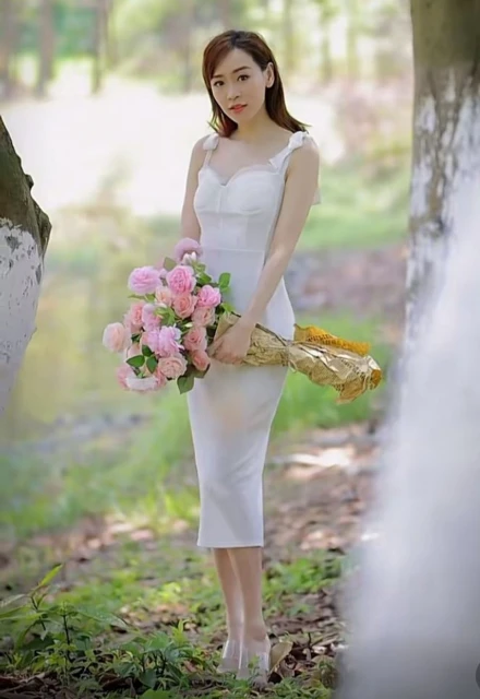 回眸一笑宛如少女　43歲楊思琦大曬完美身材