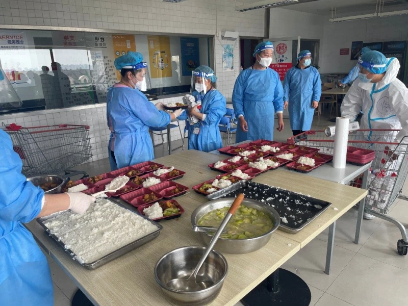 【新冠肺炎】忙到以超市為家　上海家樂福日接3千訂單