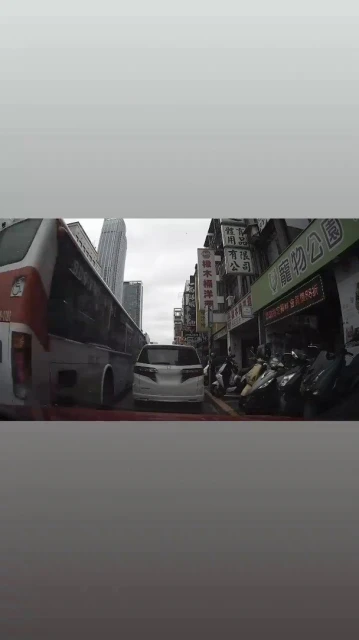 遭巴士「按喇叭逼車」　陶喆公開行車記錄儀怒批：道路不屬於你！
