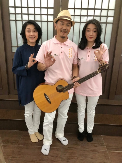 洞如法師號召眾星參與網上慈善演唱會　黃一飛全家出動獻聲