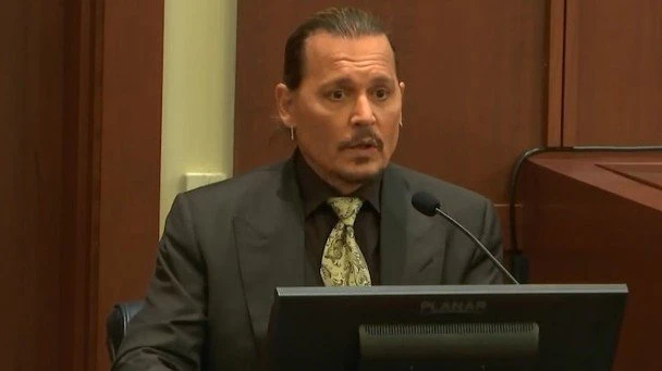 強尼戴普坐上證人席　控前妻安珀赫德切手指抓傷：完全變了另一個人