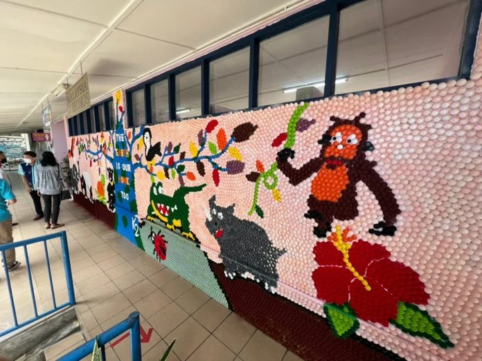 山打根大同小學 以16800瓶蓋布置環保壁畫