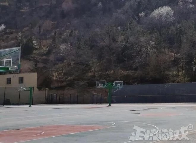 半夜上網結果摔傷兩個，帶傷通宵遊戲，後來躺了一個月