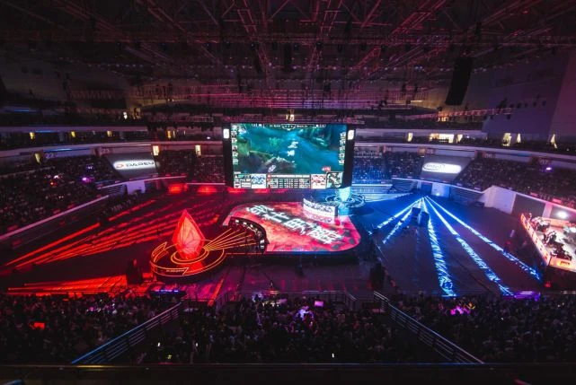 圈裡有事：LOL「草根」戰隊，是如何對抗「金主爸爸」的