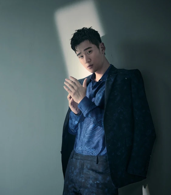 台北演唱會被迫延期　周興哲曬黑白照吐心聲：白練了