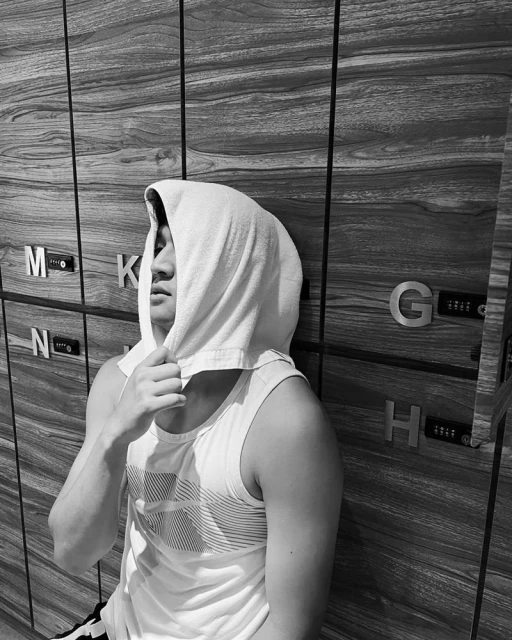 台北演唱會被迫延期　周興哲曬黑白照吐心聲：白練了