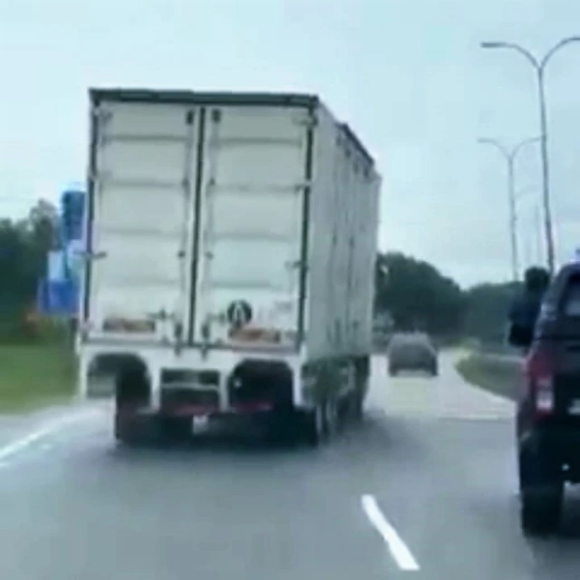 華男載私酒拒捕撞警車　關稅局官員開槍逼停