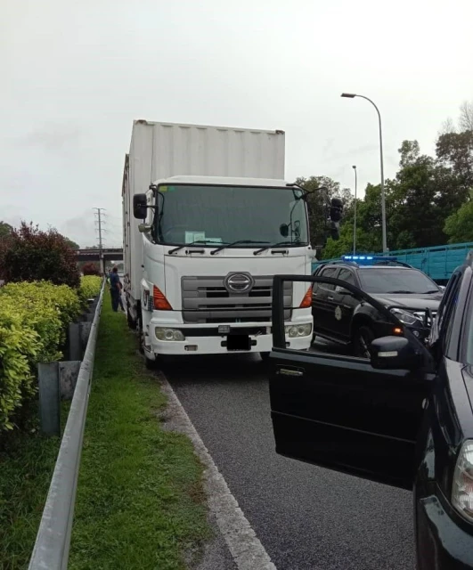 華男載私酒拒捕撞警車　關稅局官員開槍逼停