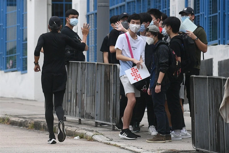 香港學生疫下應考英文科　周潤發跑步經過向考生揮手打氣