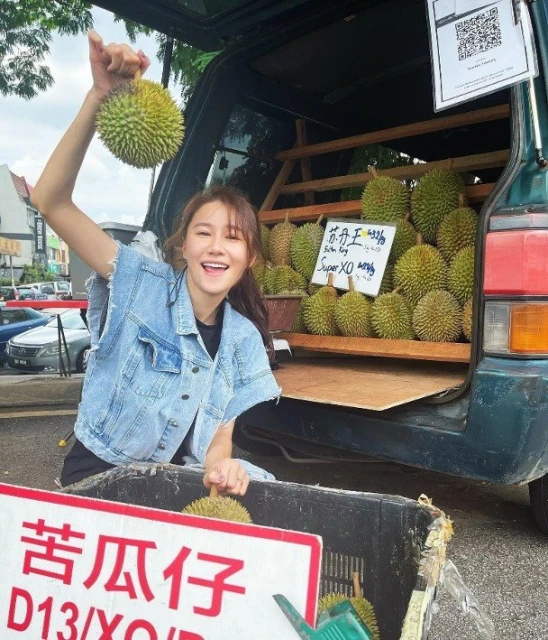 黃翠如化身攤主賣榴槤　閨蜜唐詩詠給哭臉