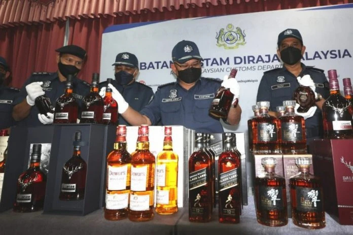 運載逃稅酒貨車與同夥阻礙追捕　執法人員被迫開7槍截停