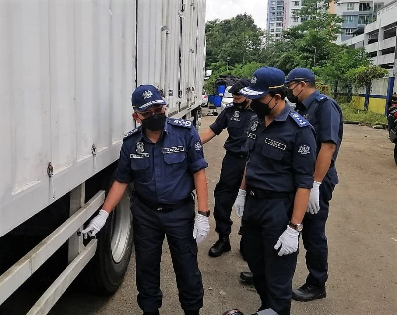 運載逃稅酒貨車與同夥阻礙追捕　執法人員被迫開7槍截停